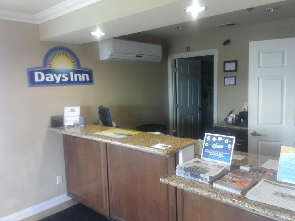 Days Inn By Wyndham Kingman East Екстер'єр фото