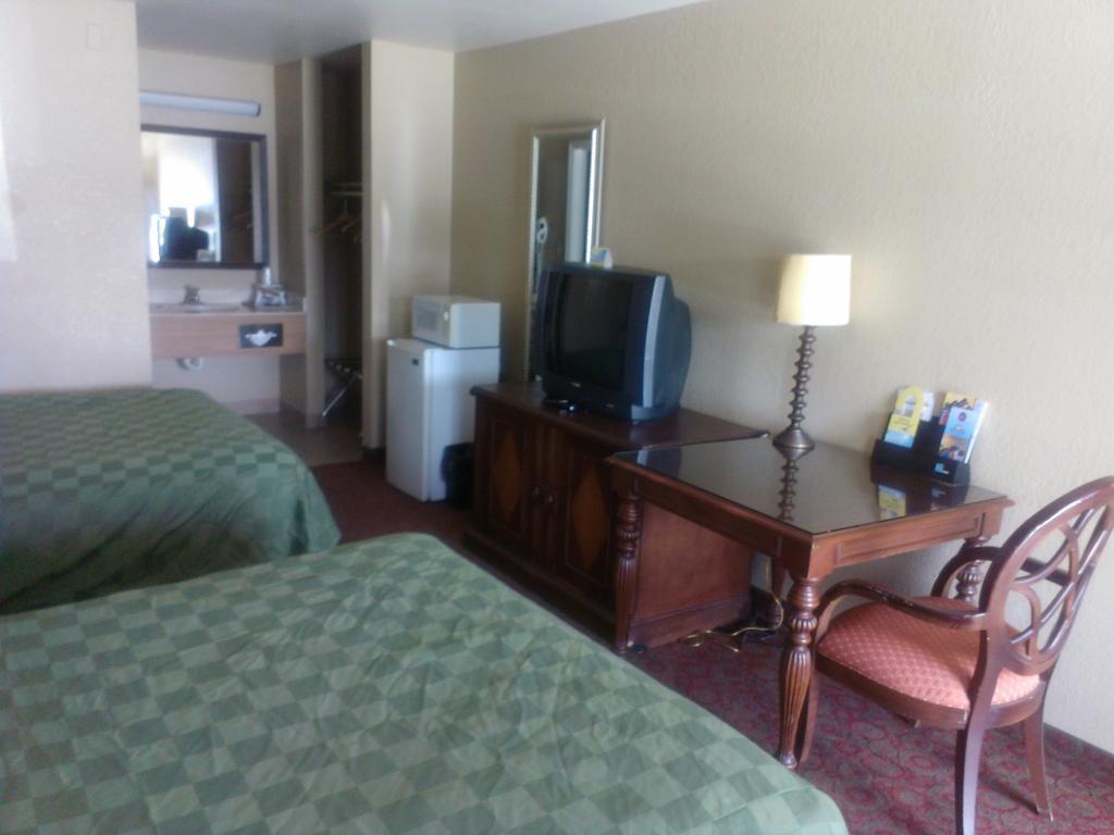 Days Inn By Wyndham Kingman East Екстер'єр фото
