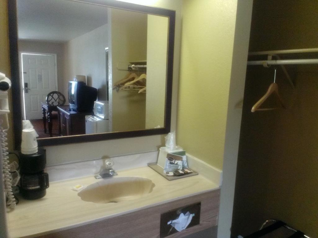 Days Inn By Wyndham Kingman East Екстер'єр фото