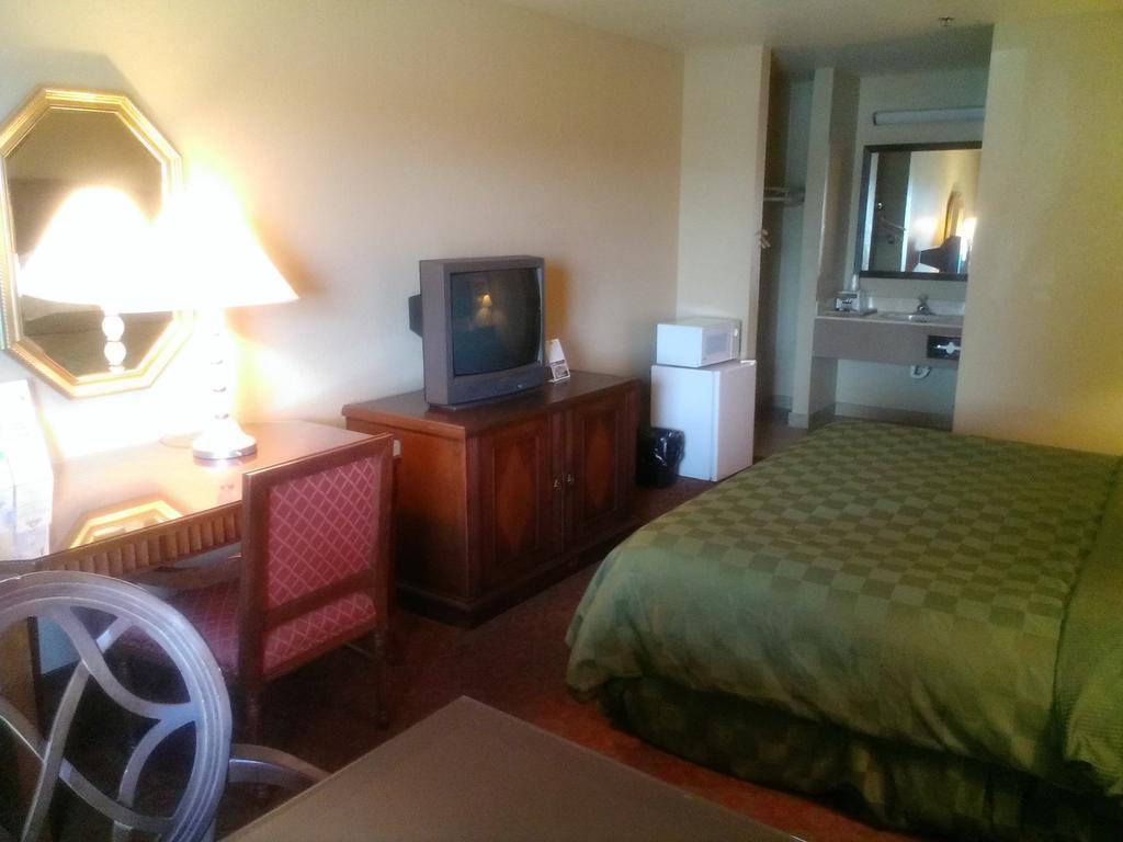 Days Inn By Wyndham Kingman East Екстер'єр фото