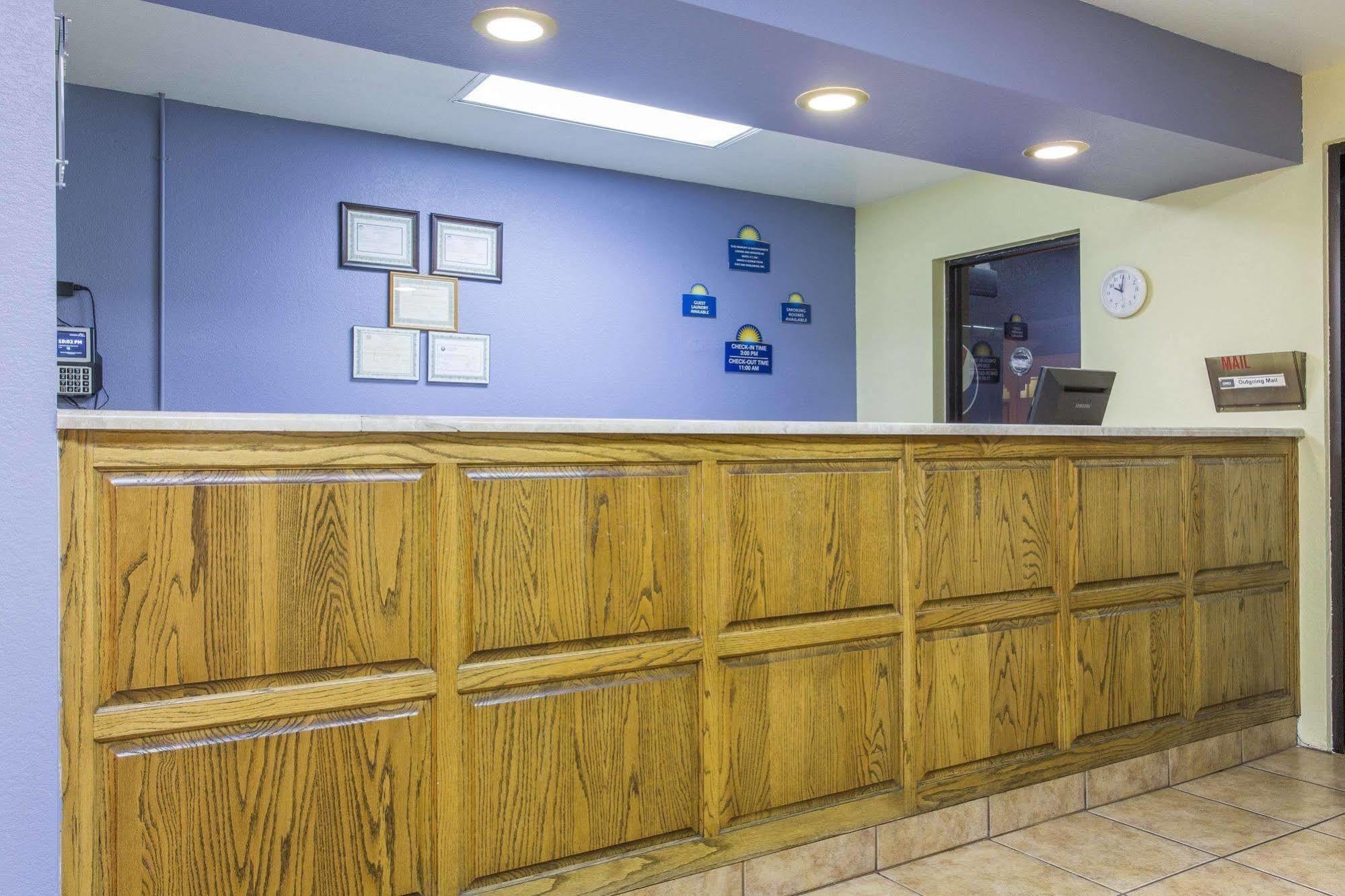 Days Inn By Wyndham Kingman East Екстер'єр фото